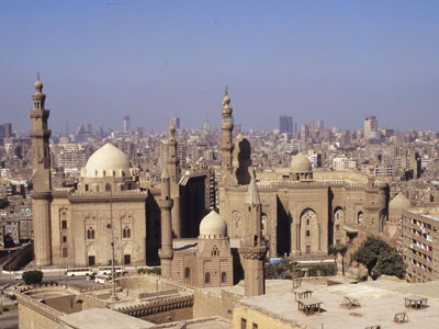 Man hat einen super Blick auf die Sultan-Hassan-Moschee und das Häusermeer von Kairo: [...].