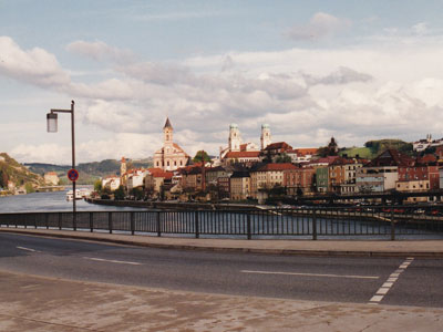 Vor mir lag Passau. [...] Ich lie mir kurz den Weg zur Grenze beschreiben, [...].