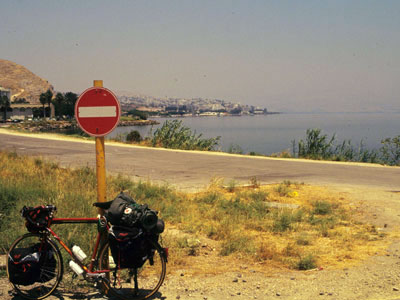 Trotz des beschriebenen Hochgefühls kamen mir die wenigen Kilometer zum Kibbuz Ginosar am See Genezareth, [...], lang vor.